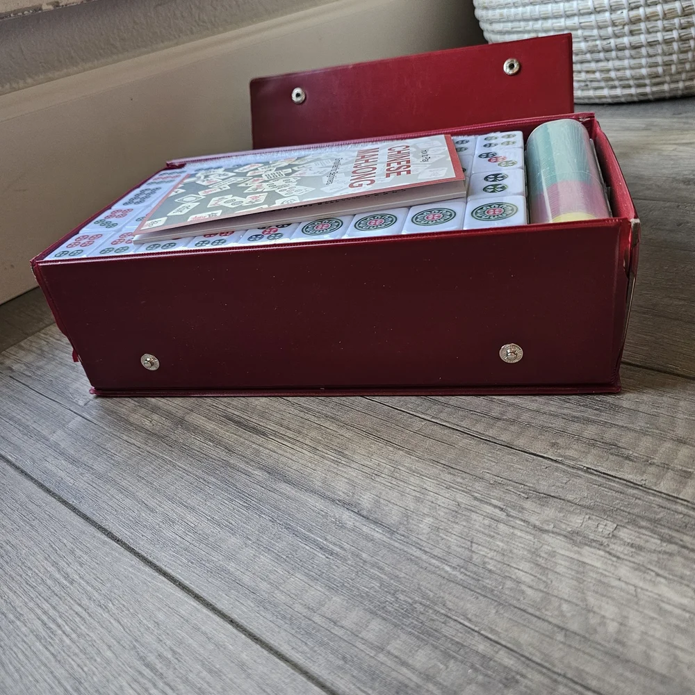 Red Mahjong Set with Green Accents - Picture 4 of 6